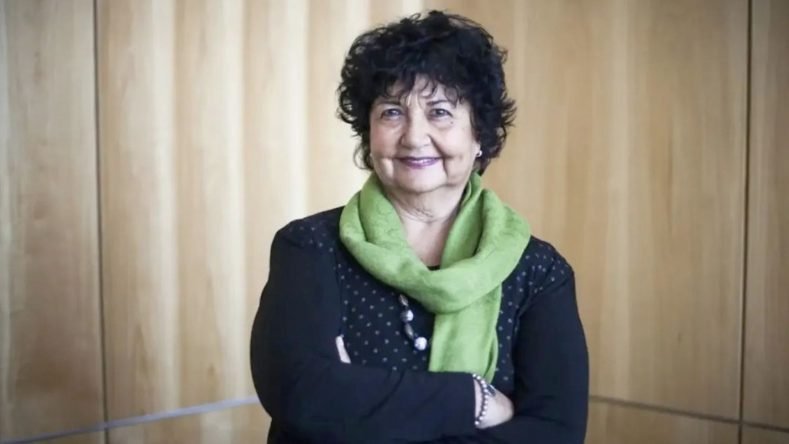La imagen parece mostrar a la socióloga e historiadora feminista argentina Dora Barrancos con una bufanda verde brillante.