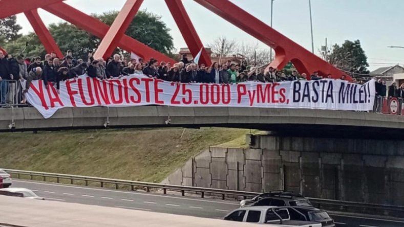 La imagen muestra una protesta realizada el 20 de mayo de 2026 en el puente de la Avenida General Paz, cerca de San Martín, Argentina.