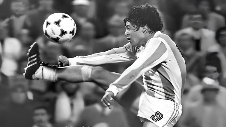 Esta imagen muestra al histórico puntero argentino René Houseman dominando el balón con habilidad durante un encuentro con la camiseta de la selección nacional.