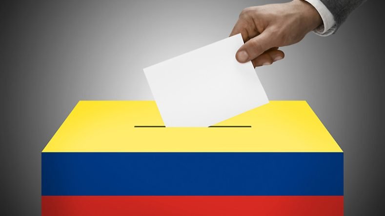 Imagen ilustrativa de bandera de Colombia como urna de votación