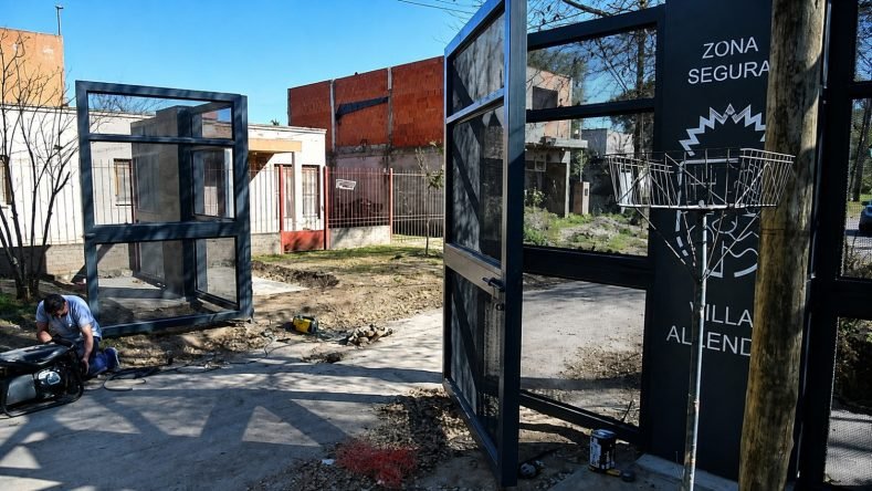 La imagen muestra la instalación de portones de seguridad en la ciudad de Villa Allende, Córdoba, Argentina, como parte de una medida para combatir la inseguridad nocturna.