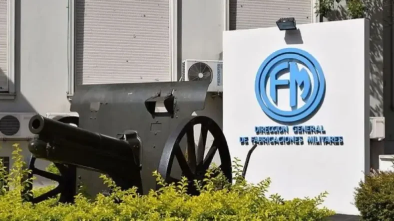 La imagen muestra el frente de la Dirección General de Fabricaciones Militares (FM) en Argentina, una empresa estatal dedicada a la producción para la defensa y la seguridad.