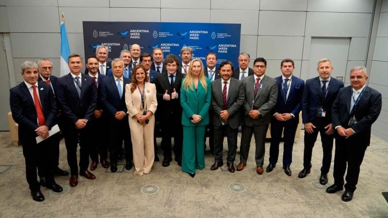 La imagen muestra al presidente Javier Milei junto a su hermana y secretaria general de la Presidencia, Karina Milei, acompañados por una delegación de gobernadores y funcionarios nacionales durante el evento Argentina Week en París, realizado a comienzos de octubre de 2026.
