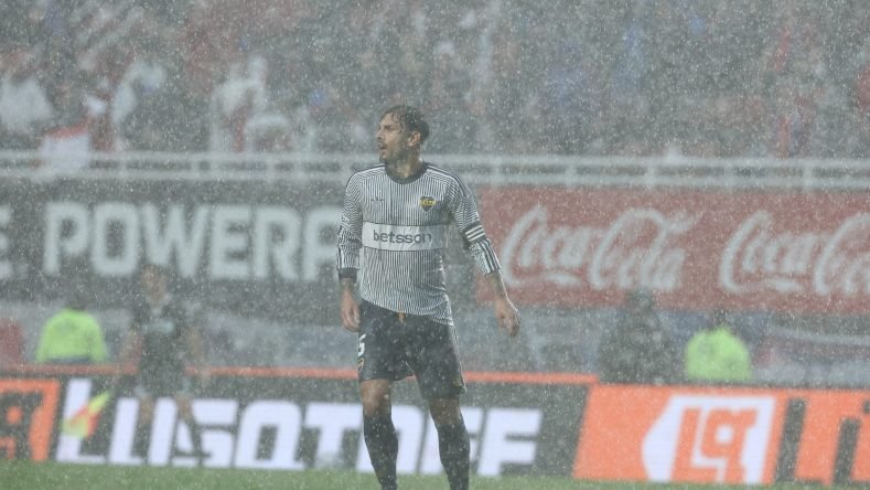 fecha futbol Walter Isaia Paredes bajo la lluvia
