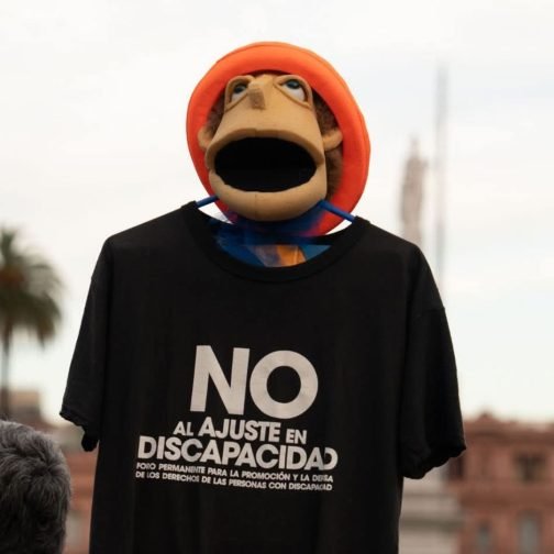 Un muñeco de gomaespuma hoy es el faro de las marchas contra el ajuste en discapacidad. Luego de la partida de su creador, tomó las calles con la remera de la lucha para ser la presencia física y el grito de todos aquellos que no pueden viajar a las plazas pero exigen ser reconocidos.
