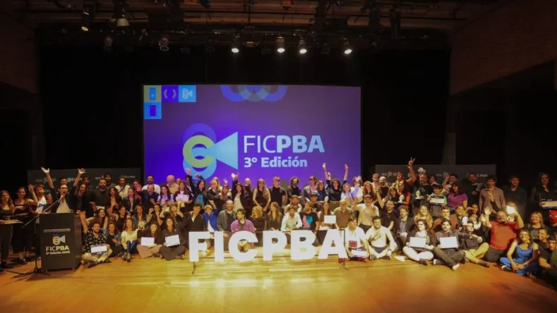 Esta imagen muestra la ceremonia de clausura y entrega de premios de la 3.° edición del Festival Internacional de Cine de la Provincia de Buenos Aires (FICPBA) en la Sala Piazzolla del Teatro Argentino de La Plata.