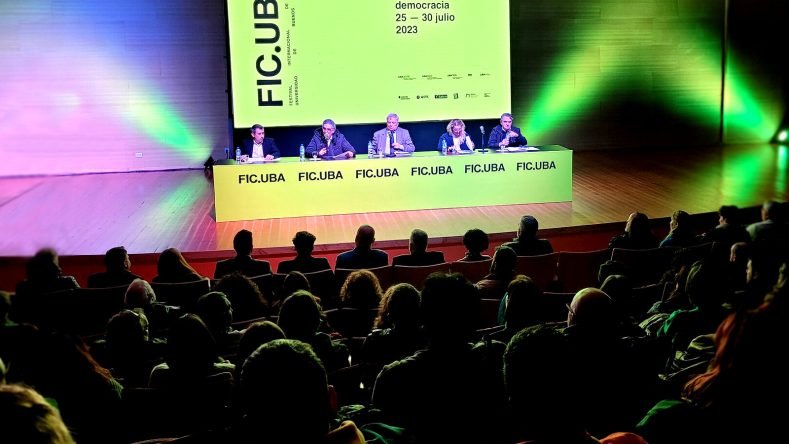 La imagen muestra la conferencia de apertura de la primera edición del Festival Internacional de Cine de la UBA (FIC.UBA) en julio de 2023, dedicada al eje "cine y democracia". 