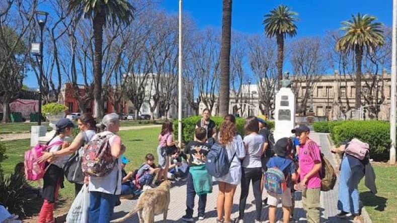 Esta imagen muestra a un grupo de personas visitando la Plaza San Martín en la ciudad de San Pedro, provincia de Buenos Aires.