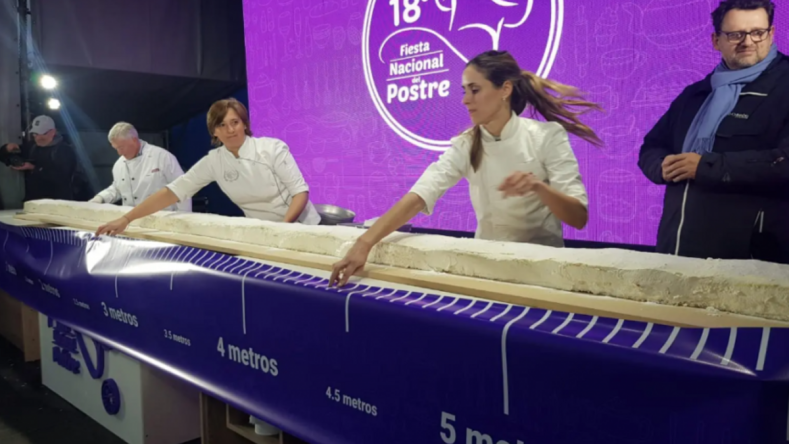 La imagen muestra la Fiesta Nacional del Postre en la localidad de Balcarce, provincia de Buenos Aires, donde se elabora tradicionalmente un postre gigante (como el clásico Postre Balcarce).