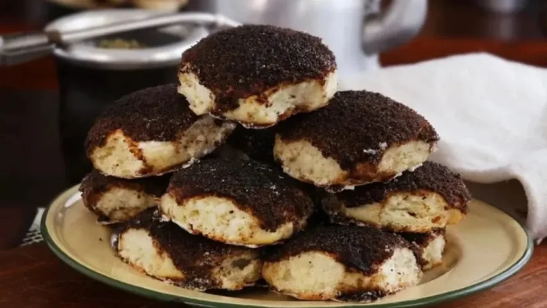 Estas son tortitas negras, un tipo de factura clásica de la panadería argentina.