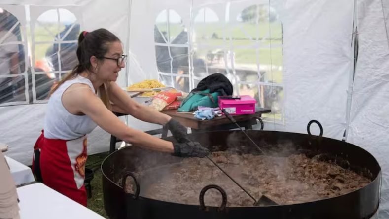 Imagen ilustrativa de mujer cocinando