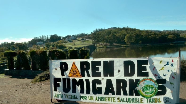Imagen de cartel que dice "Paren de fumigar"