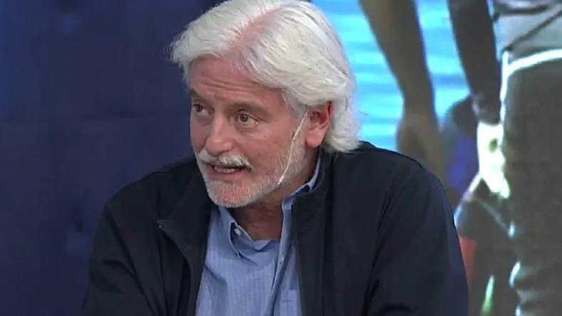 La persona de la imagen se parece y podría ser el reconocido periodista y conductor de radio y televisión argentino Santo Biasatti.