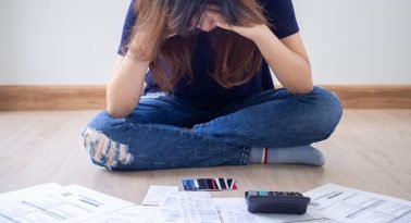 El futuro embargado: uno de cada cuatro jóvenes es moroso incobrable