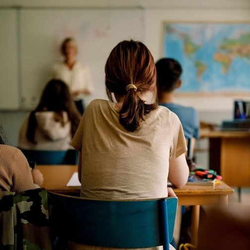Nos siguen pegando abajo: la escuela como trinchera de la crisis social