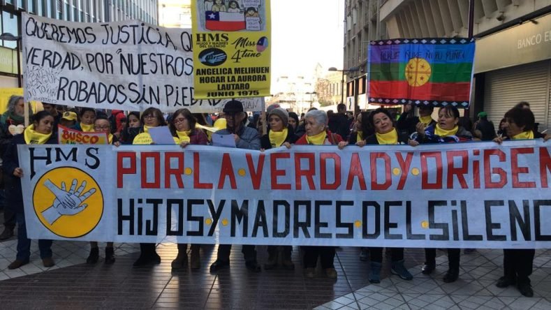 Esta pancarta pertenece a la organización Hijos y Madres del Silencio, un grupo chileno dedicado a la búsqueda de niños robados durante la dictadura militar.