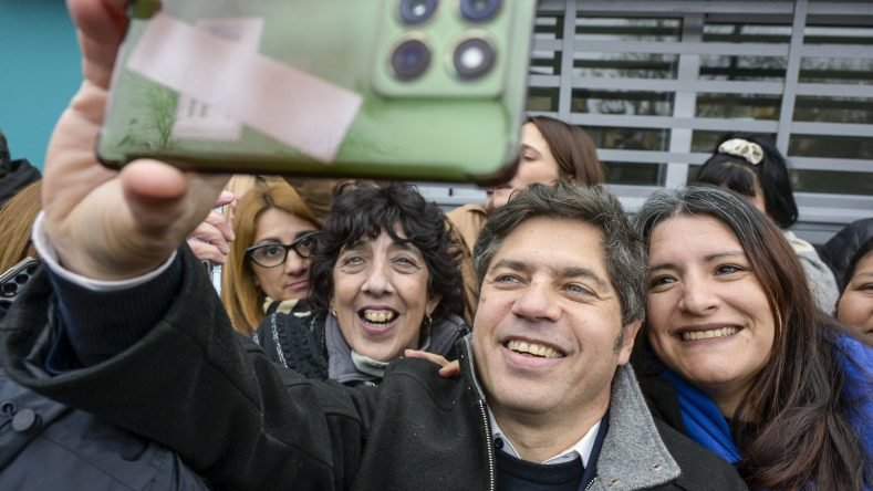 kicillof elude la interna y polariza con Milei