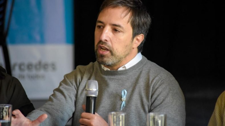 Esta imagen muestra al médico y político argentino Nicolás Kreplak, actual ministro de Salud de la Provincia de Buenos Aires.