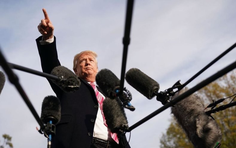 Demanda a Trump por el derecho a la información