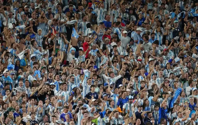 La euforia y el derrumbe: cuando el abrazo colectivo por un gol disfraza la desolación