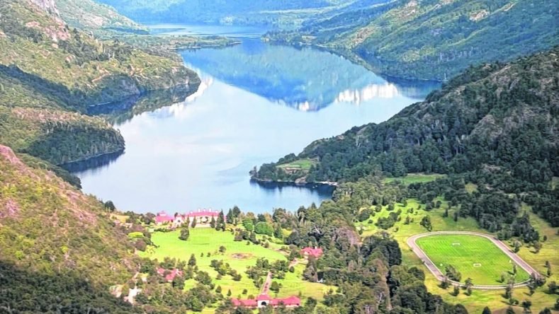 Esta imagen muestra el Lago Escondido en la Patagonia argentina, el cual está rodeado por aproximadamente 11,200 hectáreas de terreno.