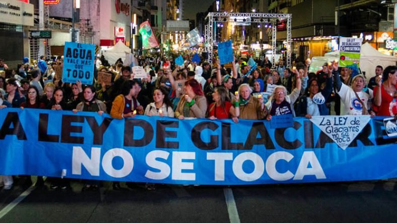 Esta imagen muestra una manifestación en Buenos Aires contra la reforma de la Ley de Glaciares impulsada en abril de 2026.
