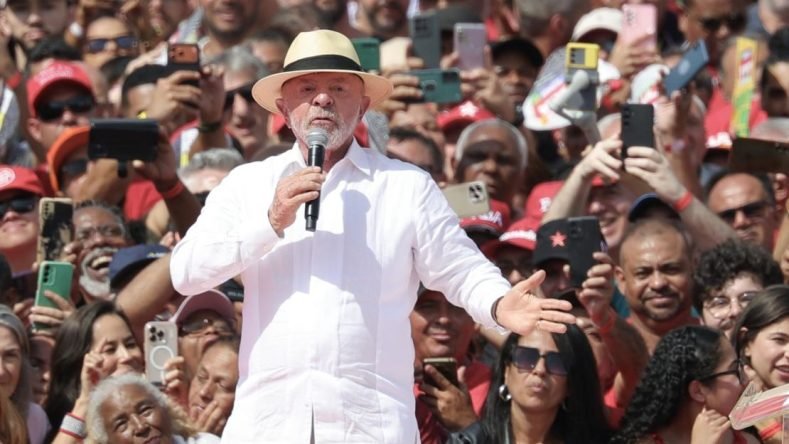 La imagen muestra al presidente de Brasil, Luiz Inácio Lula da Silva, durante un acto de su campaña electoral.