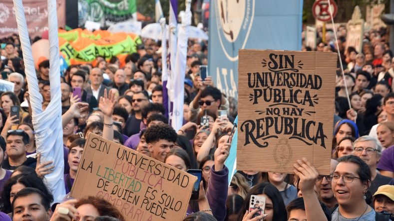 Imagen ilustrativa de marcha en defensa de las universidades