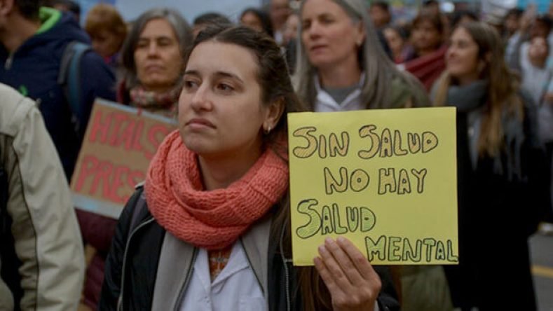 Esta imagen captura una manifestación pública reciente en Argentina relacionada con la defensa del sistema de salud y los derechos sociales.