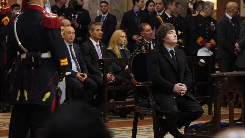 Esta imagen muestra al presidente argentino Javier Milei durante el Tedeum del 9 de julio de 2026 en la Catedral Metropolitana de Buenos Aires.