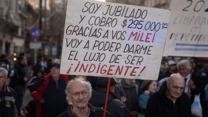 Esta imagen muestra una protesta de jubilados en Argentina contra las políticas económicas del presidente Javier Milei