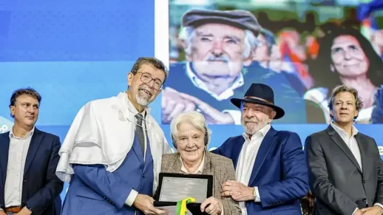 En un homenaje póstumo a Pepe Mujica, el presidente de Brasil advirtió que la polarización ideológica está vaciando de contenido a organismos como la CELAC. Ante la presencia de Lucía Topolansky, también defendió la necesidad de los países latinoamericanos de reducir la dependencia del dólar en las negociaciones locales.