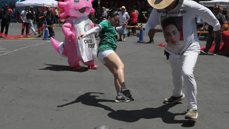 Familiares de personas desaparecidas juegan fútbol durante una manifestación este domingo, en Ciudad de México (México). EFE/Mario Guzmán