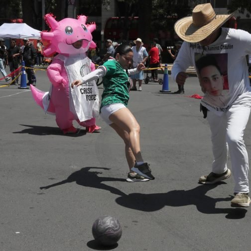 Familiares de personas desaparecidas juegan fútbol durante una manifestación este domingo, en Ciudad de México (México). EFE/Mario Guzmán