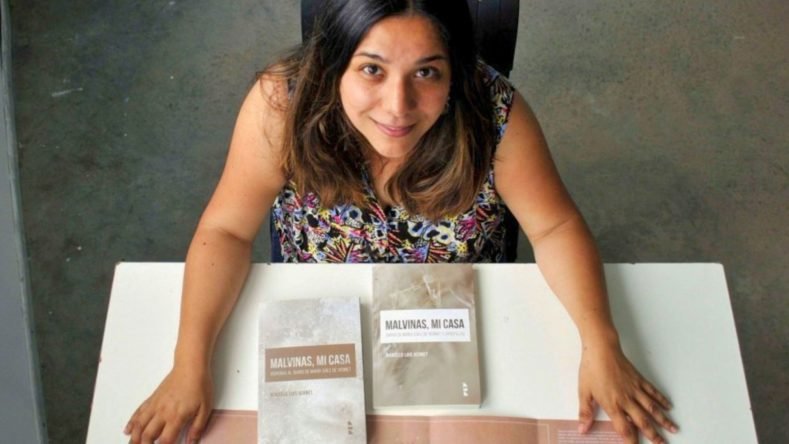 La foto muestra a Clara Vernet, periodista, docente y descendiente directa de Luis Vernet, primer gobernador argentino en las Islas Malvinas