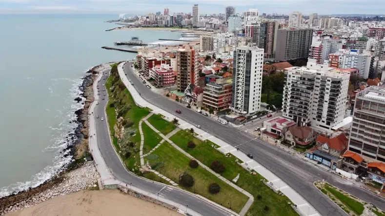 Esta imagen muestra una vista panorámica de la costa de Mar del Plata, una importante ciudad turística argentina conocida por sus playas y edificios de altura.