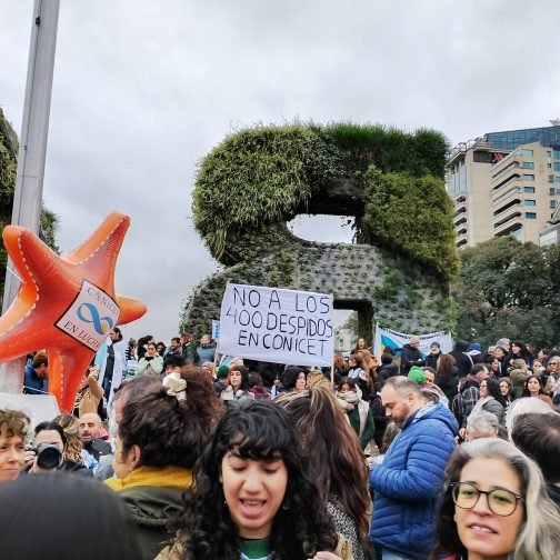 Camisetas celestes y blancas y guardapolvos de luto: jornada federal contra el cientificidio