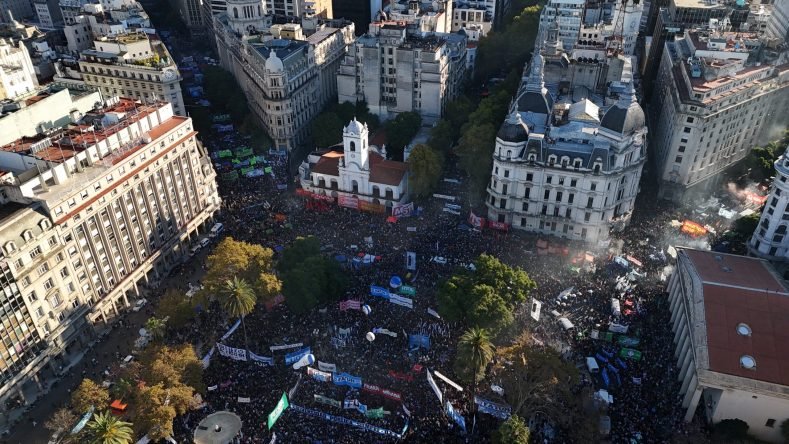 La defensa de la universidad pública desbordó la Plaza de Mayo