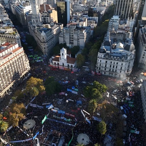 La cuarta Marcha Federal Universitaria colmó la Plaza de Mayo en un reclamo masivo contra el desfinanciamiento del gobierno de Javier Milei. Miles de ciudadanos exigieron el cumplimiento de la ley de financiamiento y denunciaron la pérdida real de los salarios docentes. La jornada reafirmó a la educación pública como un consenso social innegociable frente al ajuste estatal.