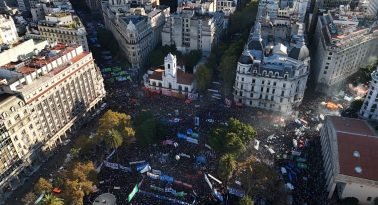 La cuarta Marcha Federal Universitaria colmó la Plaza de Mayo en un reclamo masivo contra el desfinanciamiento del gobierno de Javier Milei. Miles de ciudadanos exigieron el cumplimiento de la ley de financiamiento y denunciaron la pérdida real de los salarios docentes. La jornada reafirmó a la educación pública como un consenso social innegociable frente al ajuste estatal.