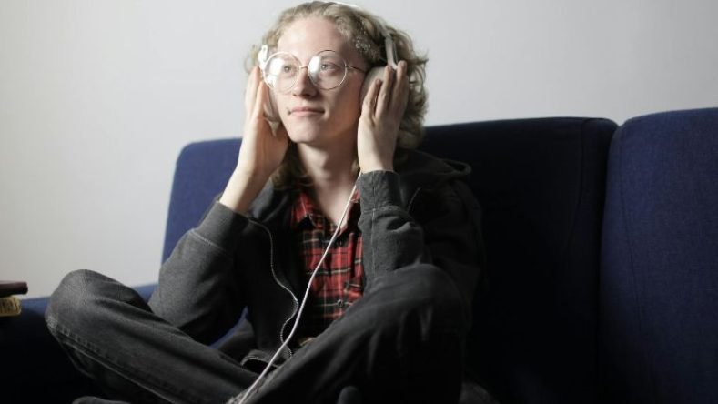 Imagen de joven escuchando música con auriculares