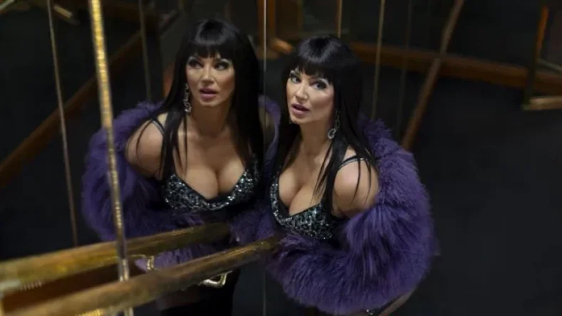 Esta imagen muestra a la actriz Griselda Siciliani caracterizada como Moria Casán para una serie biográfica de Netflix.