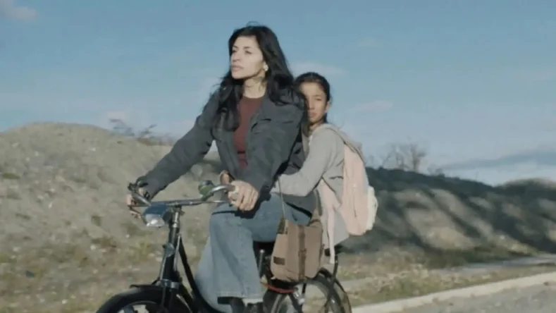 Esta imagen muestra una escena de la película argentina "Risa y la cabina del viento".