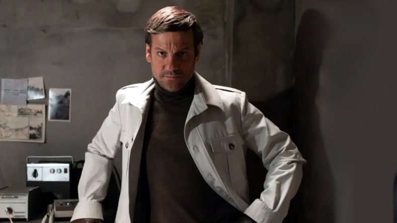 El actor argentino Rodrigo de la Serna interpreta al personaje principal en la miniserie dramática y de thriller político Gordon.