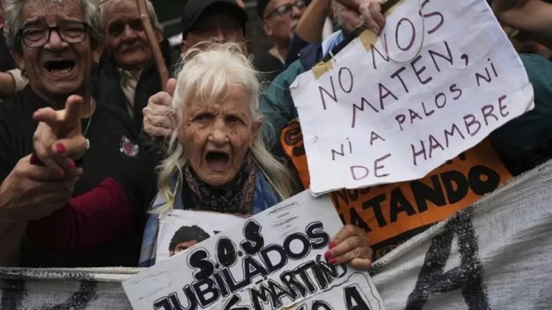 Esta imagen muestra una manifestación de jubilados en Argentina protestando por mejoras en sus haberes y condiciones de salud.
