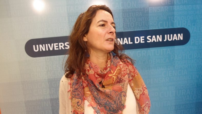 Esta imagen muestra a Dolores Córdoba, investigadora y militante, hablando en un evento en San Juan.