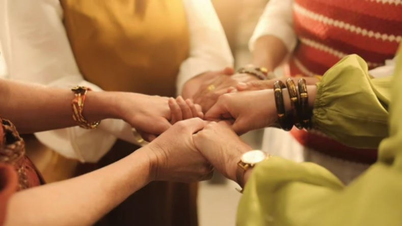 Imagen ilustrativa de manos unidas de distintas personas