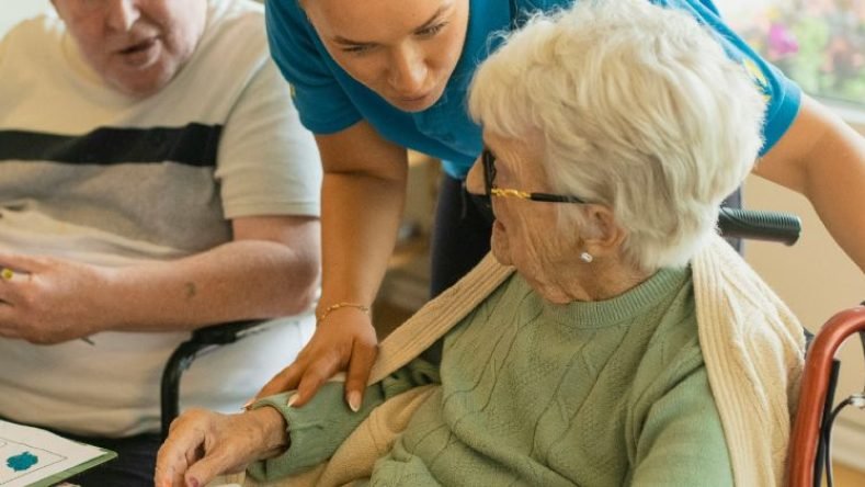 Imagen ilustrativa de adultos mayores y su cuidador