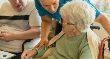 ¿Por qué la IA no reemplaza a los cuidadores de adultos mayores?