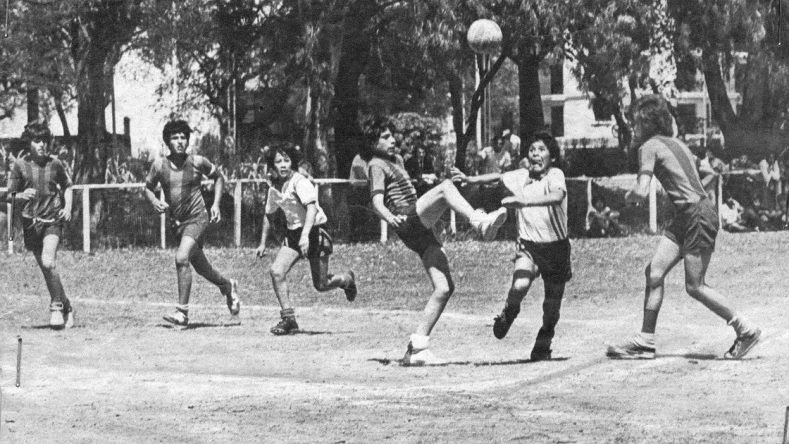 Esta fotografía muestra a Diego Maradona jugando en los potreros de Villa Fiorito durante su infancia, antes de unirse al equipo juvenil "Los Cebollitas".